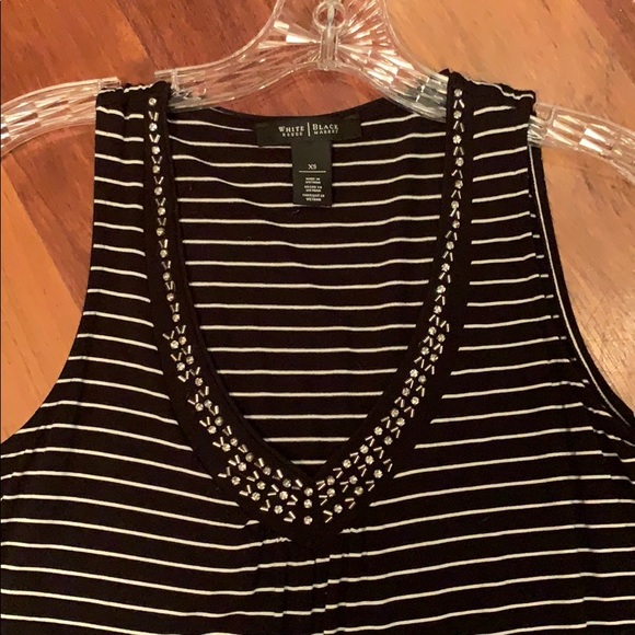 Striped back and white sleeveless shirt - Picture 2 of 2